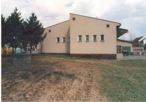 původně